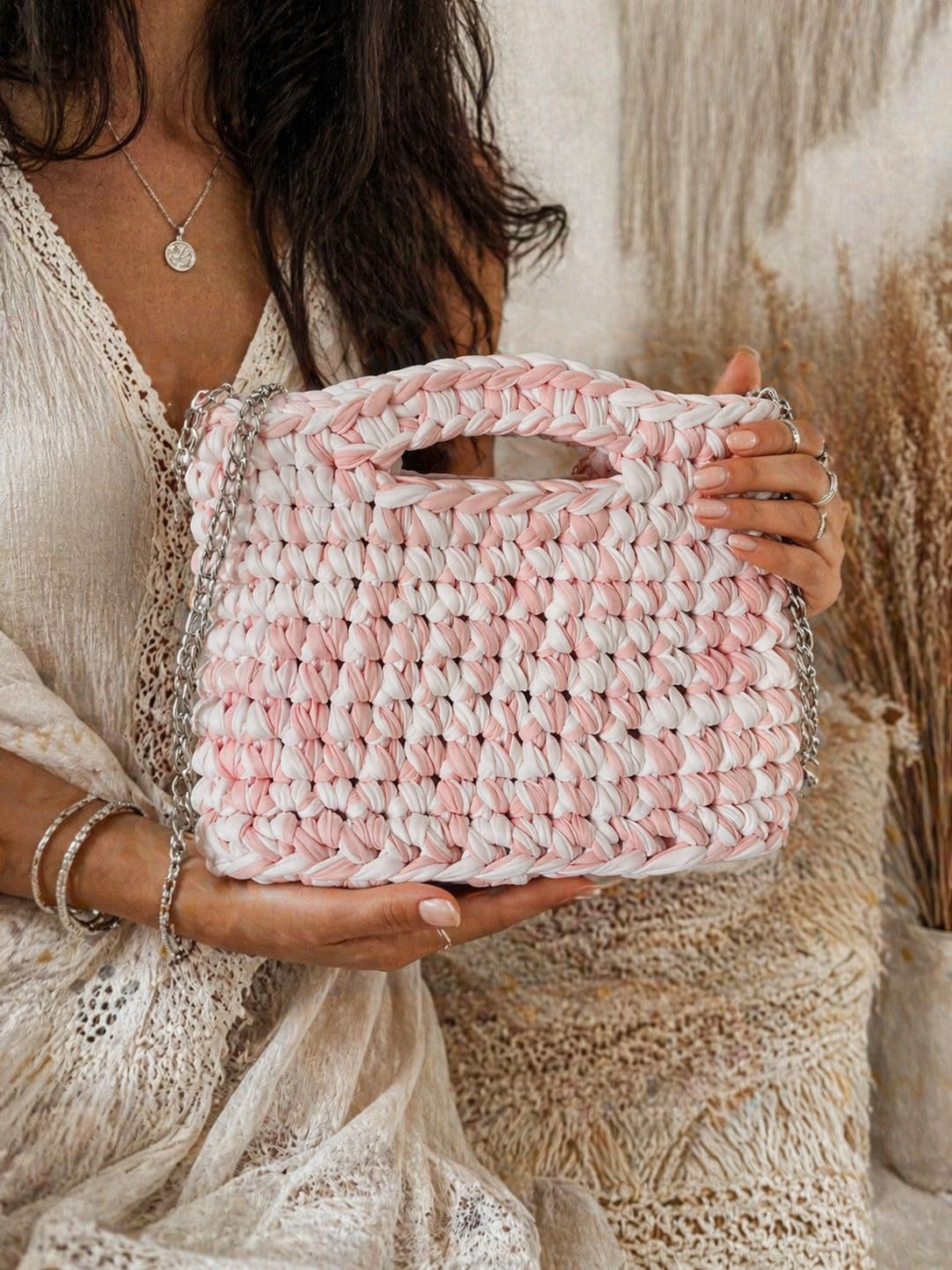 Sac Tressé Rose Poudré – Élégance Bohème & Chaîne Argentée